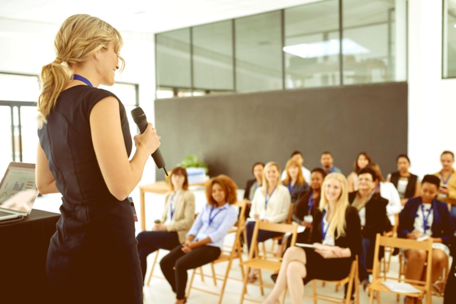 Ambiente di apprendimento collaborativo con strumenti digitali e materiali formativi