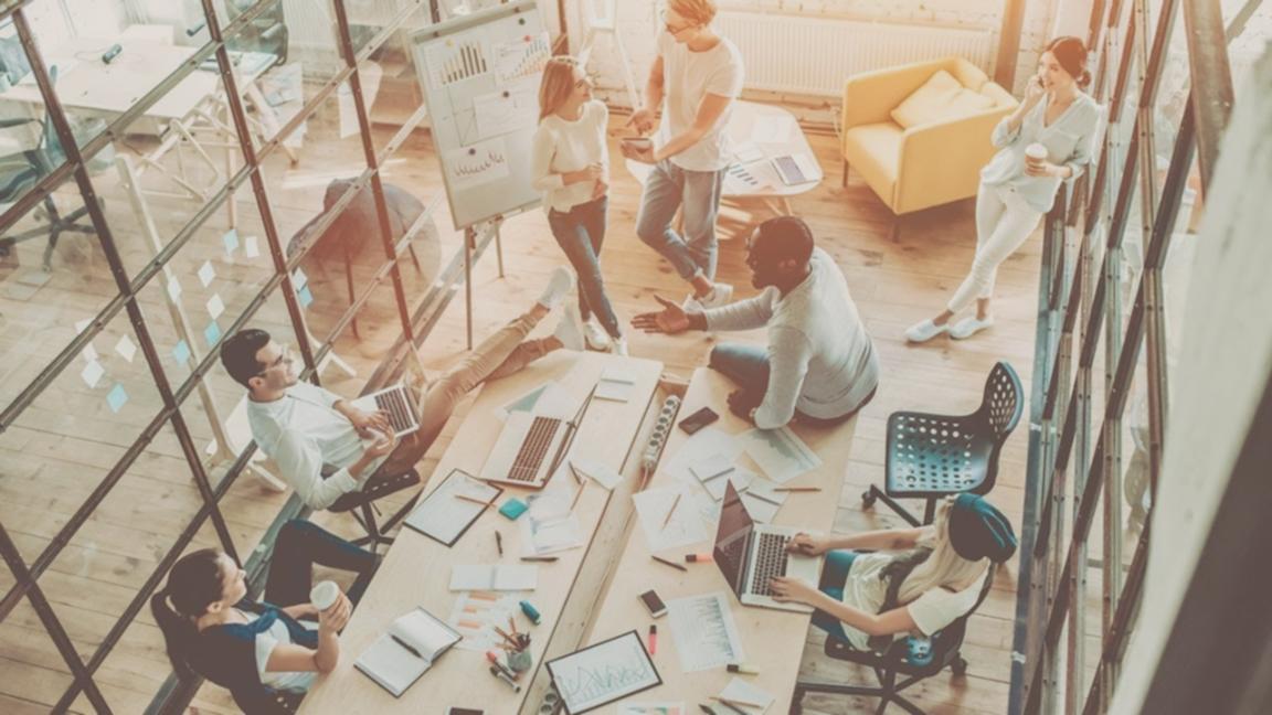 Studenti che collaborano durante una sessione di amministrazione digitale